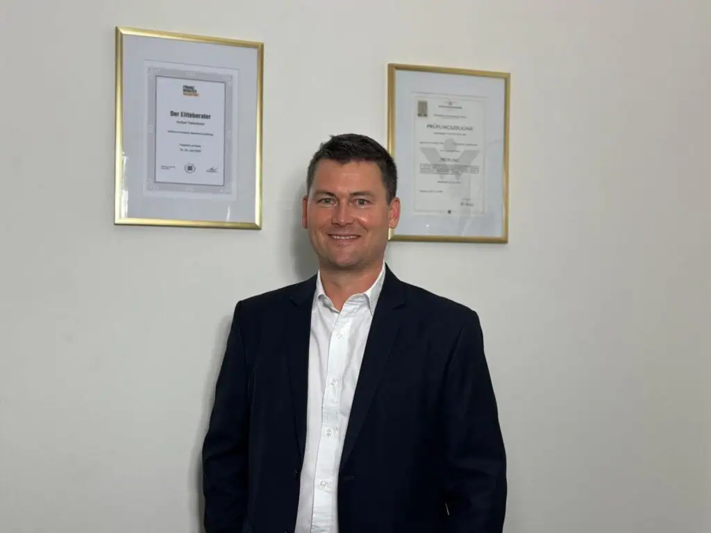 Herbert Tiefenthaler vor Urkunden und Zertifikaten für evidenzbasierte Finanzarchitektur und Vermögensanalyse.
